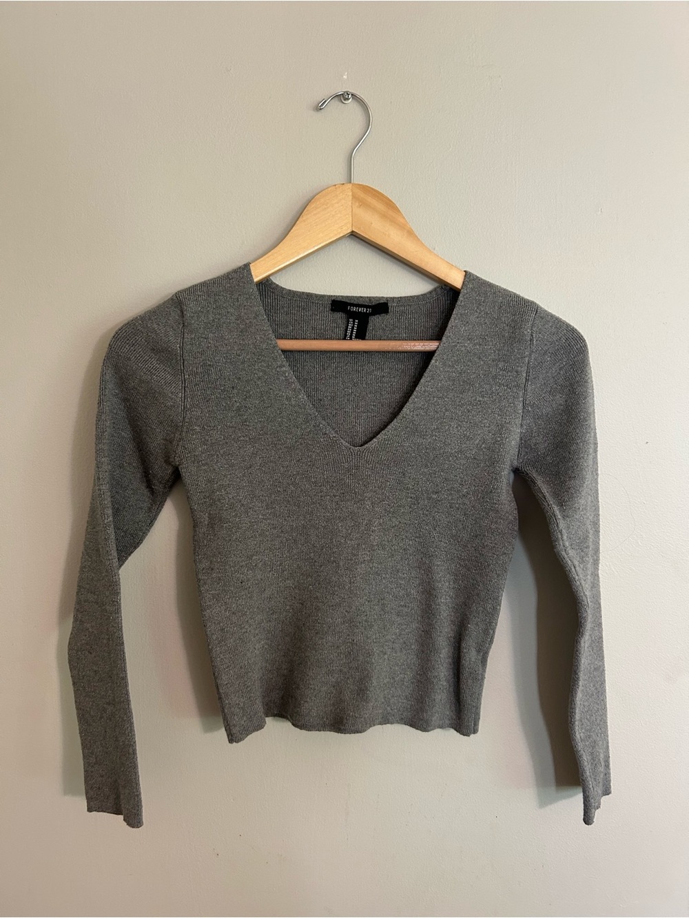 Forever 21 Gray V-Neck Long Sleeve Knit Top - Slim Fit
